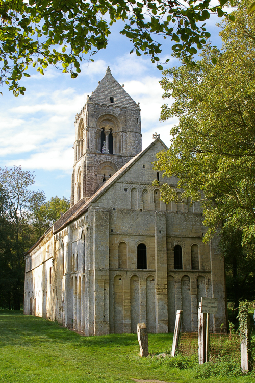 Vue depuis le chevet de l'eglise Saint-Pierre de Thaon